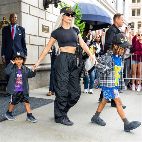 Kim Adds Trending Cargo Pants Back To Her。